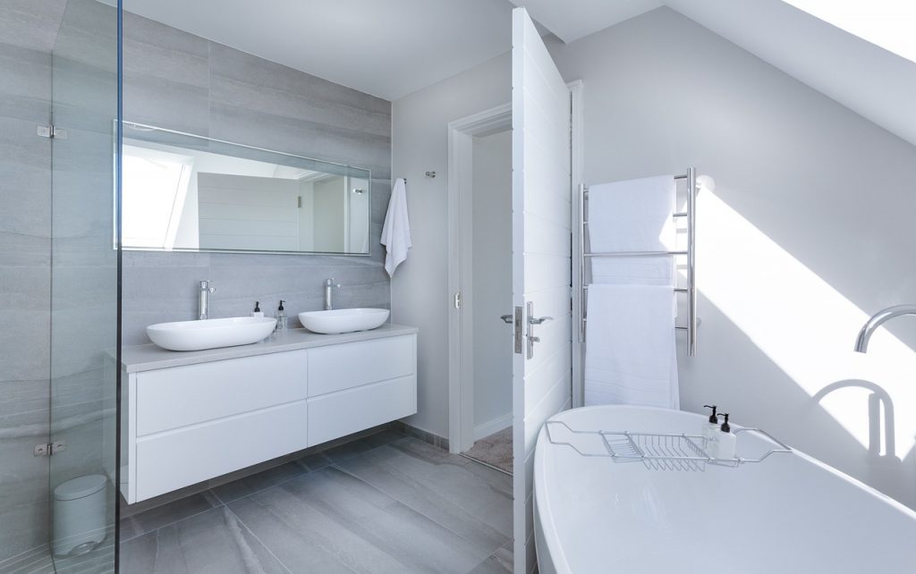 modernes gefliestes badezimmer