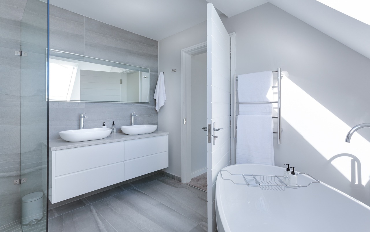 modernes gefliestes badezimmer